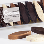 Fabriqu&eacute;s dans notre chocolaterie marseillaise, de d&eacute;licieux croquants au chocolat aux &eacute;clats d'amandes et de noisettes.